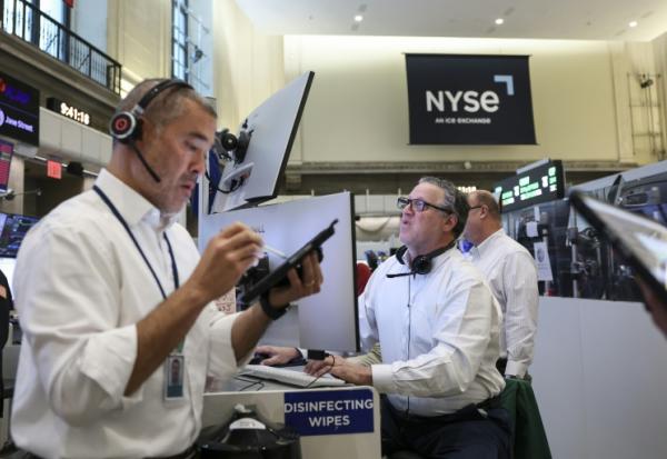 Des traders à la  Bourse de New York le 27 mai 2026