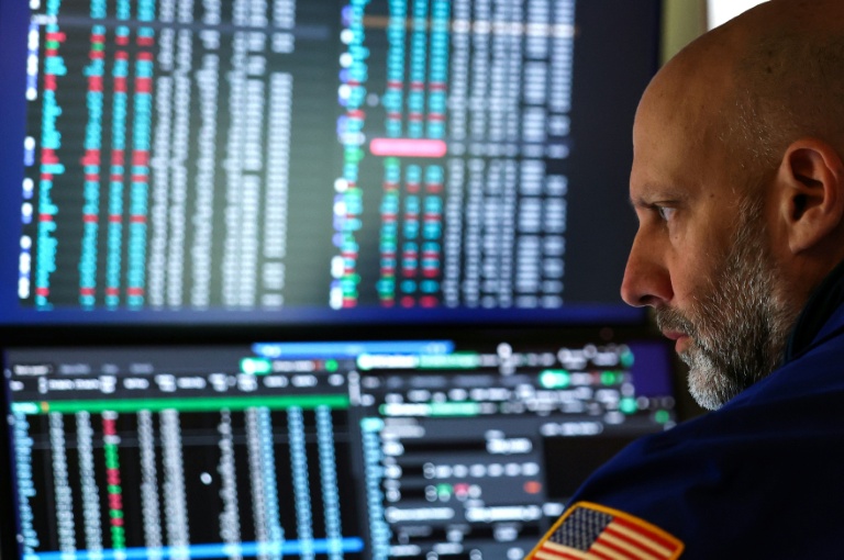 Un trader à la Bourse de New York, le 16 avril 2026