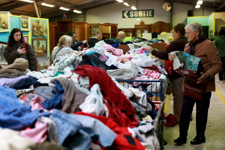 Des visiteurs d'une friperie Emmaüs à Parempuyre (Gironde), le 20 décembre 2025
