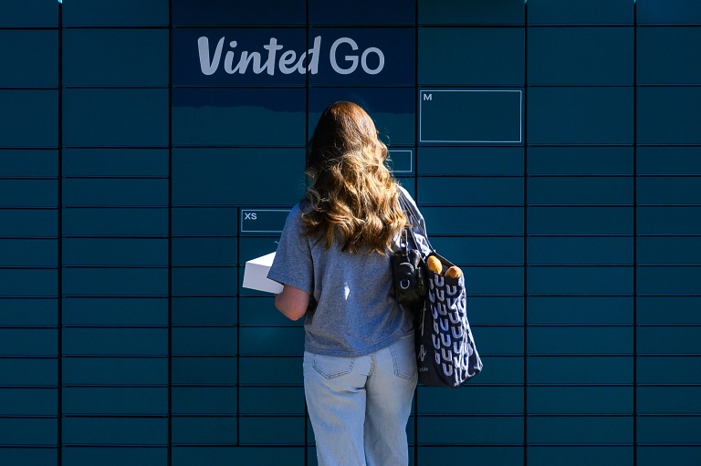 Une femme récupère un colis Vinted, à Savenay, en Loire-Atlantique, le 25 avril 2026