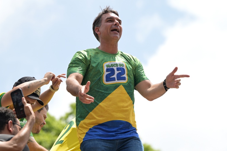 Le sénateur Flavio Bolsonaro participe à un rassemblement, le 24 octobre 2026 à Belo Horizonte au Brésil