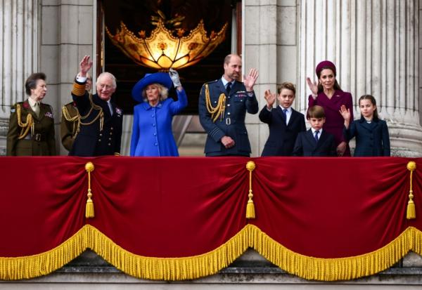La famille royale salue depuis le balcon de Buckingham palace le 5 mai à Londres, après un défilé militaire au premier jour des célébrations du 80e anniveresaire de la fin de la Deuxième Guerre mondiale : de G à D la princesse Anne, le roi Charles, la reine Camilla, le prince William, son fils George, son fils Louis, son épouse Catherine et leur fille Charlotte.