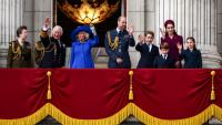 La famille royale salue depuis le balcon de Buckingham palace le 5 mai à Londres, après un défilé militaire au premier jour des célébrations du 80e anniveresaire de la fin de la Deuxième Guerre mondiale : de G à D la princesse Anne, le roi Charles, la reine Camilla, le prince William, son fils George, son fils Louis, son épouse Catherine et leur fille Charlotte.