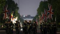 L'orchestre de la Royal Air Force participe à une répétition nocturne pour le défilé marquant les 80 ans de la fin de la Seconde Guerre mondiale en Europe sur le Mall, dans le centre de Londres, le 3 mai 2025