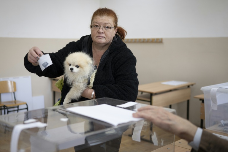 Une femme vote à la présidentielle bulgare, le 25 octobre 2026 à Sofia 