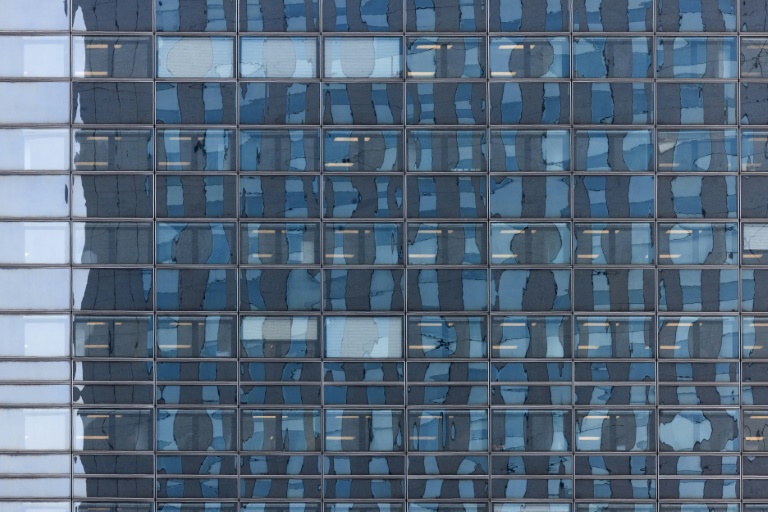 La façade vitrée d'un immeuble du quartier d'affaires de la Défense à Courbevoie, à l'ouest de Paris, le 25 mars 2025