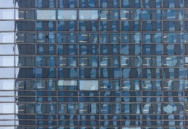 La façade vitrée d'un immeuble du quartier d'affaires de la Défense à Courbevoie, à l'ouest de Paris, le 25 mars 2025