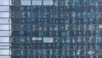 La façade vitrée d'un immeuble du quartier d'affaires de la Défense à Courbevoie, à l'ouest de Paris, le 25 mars 2025