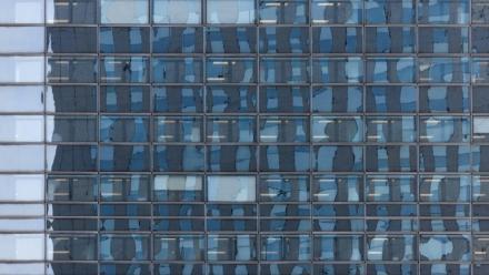 La façade vitrée d'un immeuble du quartier d'affaires de la Défense à Courbevoie, à l'ouest de Paris, le 25 mars 2025
