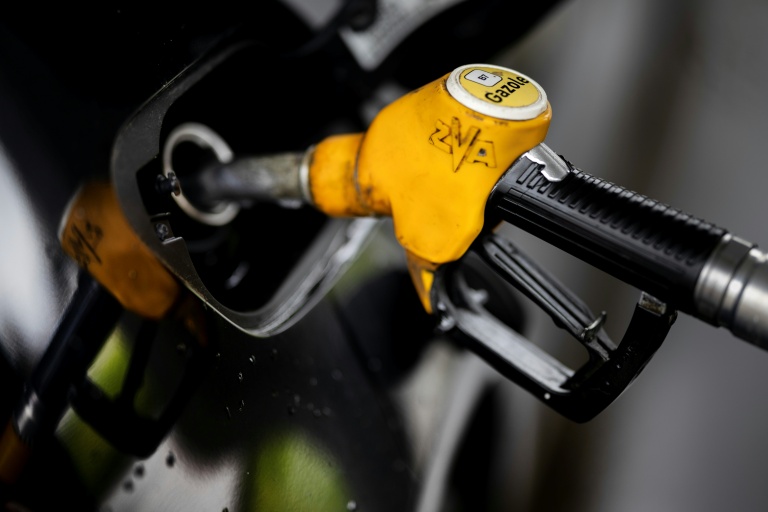 En France, le gazole, carburant le plus consommé, a franchi le seuil des 2 euros mercredi pour la première fois depuis le 15 juin, selon des données gouvernementales collectées par l'AFP