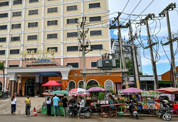 Des vendeurs de street food devant un casino au Cambodge le 24 juin 2025