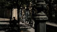 Une femme assise sur un banc à l'ombre à Bordeaux, le 6 juillet 2026 lors d'une vague de chaleur en France