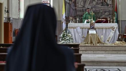 Le père Bachar Fawadleh, curé de l'Eglise latine, officie dans son village de Taybeh, en Cisjordanie occupée, le 22 juin 2026 