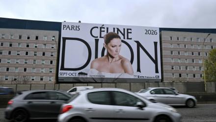 Une affiche annonçant les dates des prochains concerts de la chanteuse canadienne Céline Dion sur la façade d'un hôtel surplombant le boulevard périphérique à la porte de Saint-Ouen, dans le nord de Paris, le 31 mars 2026