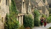 Des promeneuses marchent sous la pluie à Bibury, dans la région des Cotswolds (Royaume-Uni), au nord-ouest de Londres, le 27 août 2026