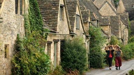 Des promeneuses marchent sous la pluie à Bibury, dans la région des Cotswolds (Royaume-Uni), au nord-ouest de Londres, le 27 août 2026