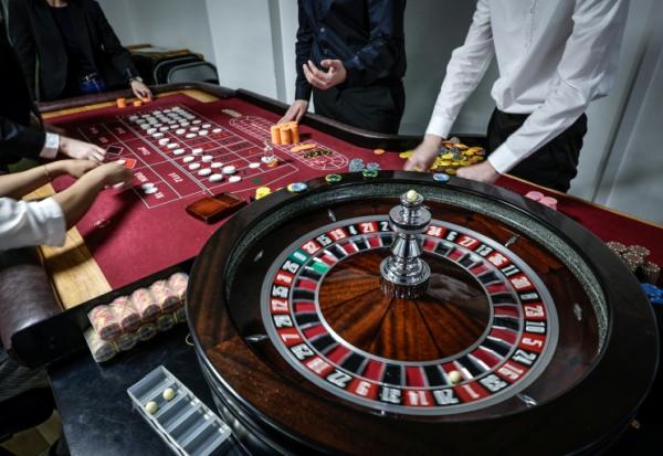 Des apprentis croupiers lors d'une session d'entraînement à l'école "All'In Casino Experts" à Saint-Cloud, le 26 mars 2026