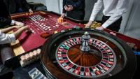 Des apprentis croupiers lors d'une session d'entraînement à l'école "All'In Casino Experts" à Saint-Cloud, le 26 mars 2026