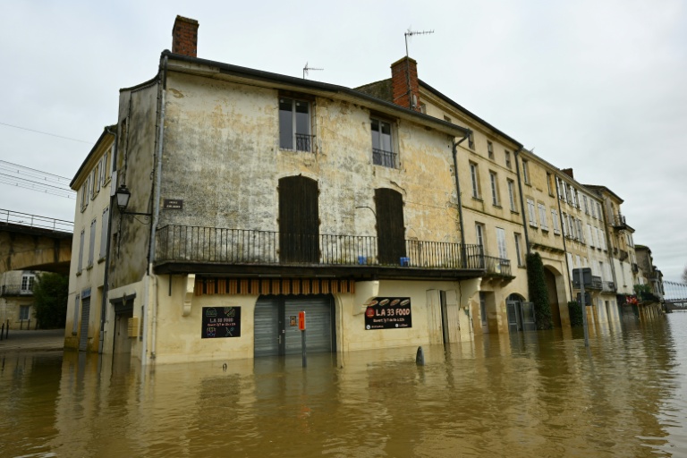Une rue inondée après une crue de la Garonne, le 21 février 2026 à La Réole, en Gironde 