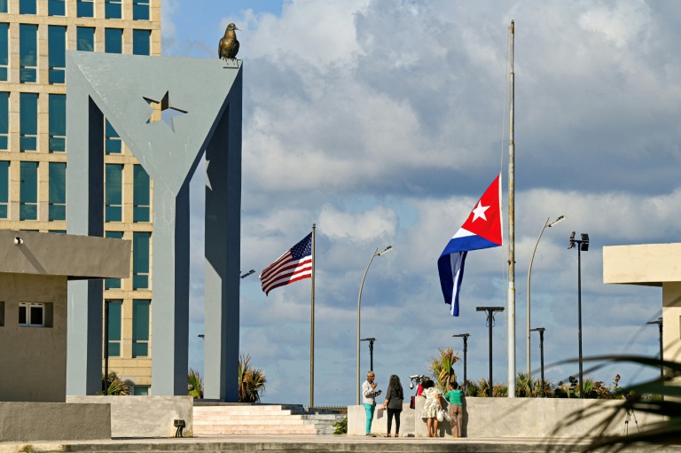 Le drapeau cubain en berne devant l'ambassade des Etats-Unis à La Havane le 5 janvier 2026