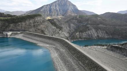 Le barrage hydroélectrique EDF du lac de Serre-Ponçon à Rousset, dans les Alpes françaises, le 29 mars 2023