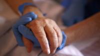 Une infirmière s'occupe d'une patiente en soins palliatifs à l'hôpital Eugénie d'Ajaccio, le 23 avril 2020