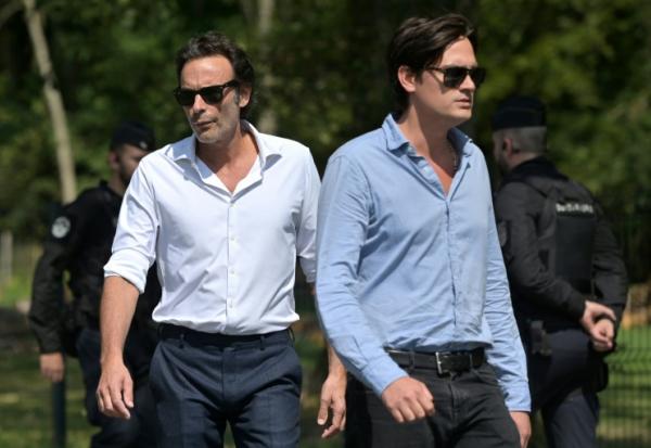Les acteurs français Anthony Delon (g) Alain-Fabien Delon arrivent dans la propriété de leur père à Douchy (Loiret) pour assister à la cérémonie funèbre organisée en sa mémoire, le 24 août 2024