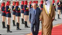 Dans cette photo publiée par l'agence officielle bahreïnie BNA, le président égyptien Fattah al-Sissi arrive à Manama le 15 mai 2024, à la veille du  sommet de la Ligue arabe