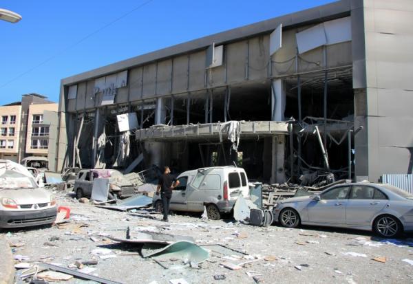 Un habitant inspecte les dégâts sur le site d'une frappe israélienne à Tyr, dans le sud du Liban, le 5 juin 2026