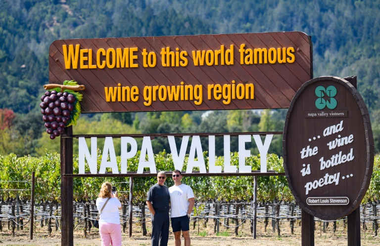 Des touristes devant un vignoble à Yountville, dans la Napa Valley, en Californie, le 5 octobre 2026