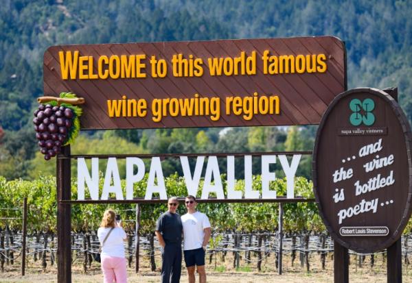 Des touristes devant un vignoble à Yountville, dans la Napa Valley, en Californie, le 5 octobre 2026