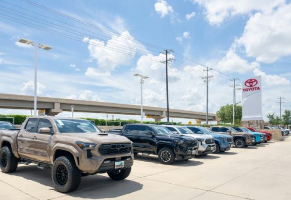 Des Toyota Tacoma sont exposés à la vente chez le concessionnaire Toyota Cedar Park le 7 juillet 2026 à Cedar Park, au Texas