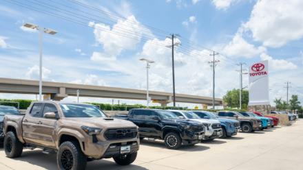 Des Toyota Tacoma sont exposés à la vente chez le concessionnaire Toyota Cedar Park le 7 juillet 2026 à Cedar Park, au Texas
