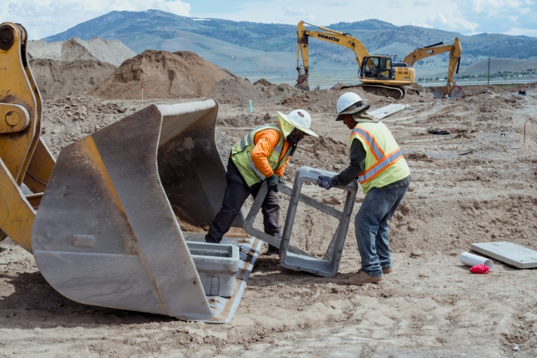 Des ouvriers du bâtiment à Cold Springs, dans le Nevada (États-Unis), le 28 juin 2023