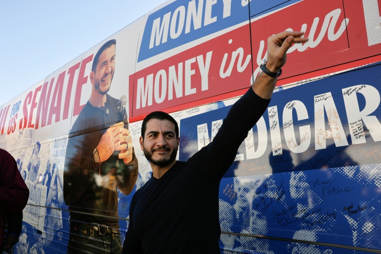 Le candidat démocrate pour un siège au Sénat dans le Michigan, Abdul El-Sayed, fait signe à des partisans près de son bus de campagne à Flint, le 18 octobre 2026