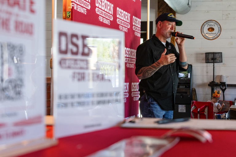 Le candidat indépendant Dan Osborn lors d'un événement de campagne dans une brasserie de Johnson Lake (Nebraska), le 3 septembre 2026