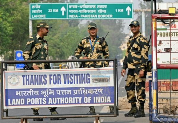 Des membres des forces de sécurité indiennes surveillent la frontière avec le Pakistan, au poste de Wagah, à 35 km d'Amristar, le 1er mai 2025