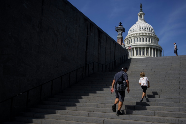 Des visiteurs grimpent les marches menant au Capitole de Washington, siège du Congrès américain, le 2 septembre 2026