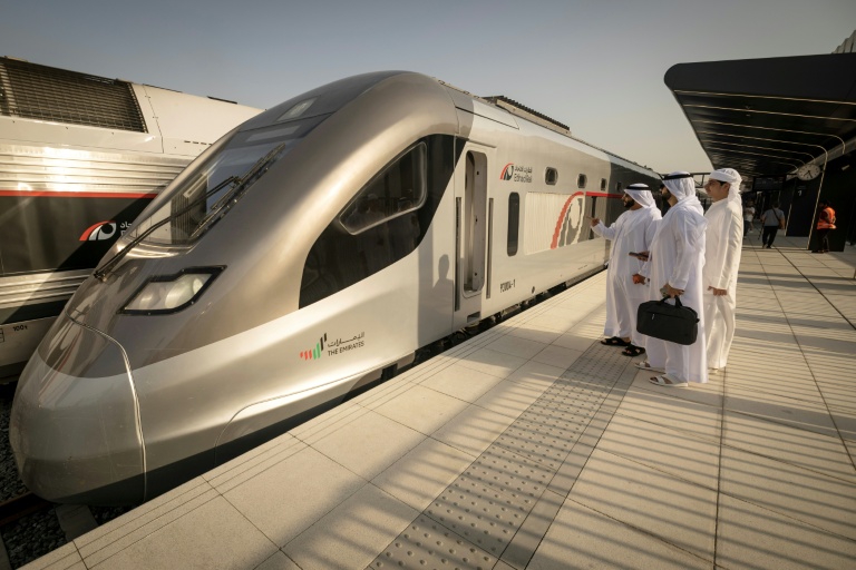 Un train Etihad Rail — le premier train de voyageurs des Émirats arabes unis — à la gare d'Abou Dhabi pour son voyage inaugural, le 30 juin 2026