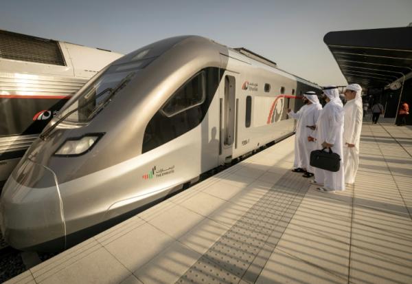 Un train Etihad Rail — le premier train de voyageurs des Émirats arabes unis — à la gare d'Abou Dhabi pour son voyage inaugural, le 30 juin 2026