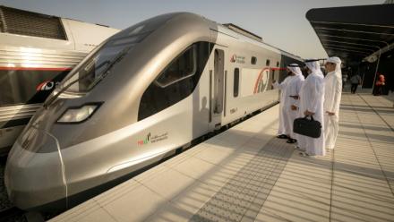 Un train Etihad Rail — le premier train de voyageurs des Émirats arabes unis — à la gare d'Abou Dhabi pour son voyage inaugural, le 30 juin 2026
