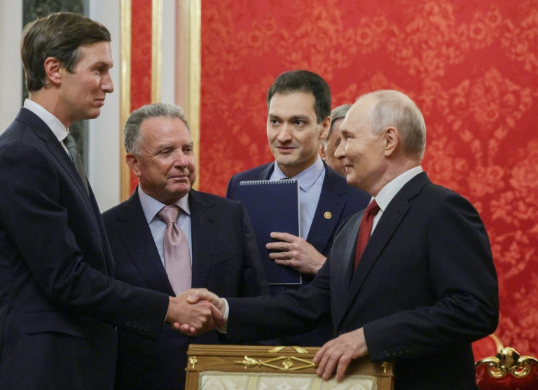 Le président russe Vladimir Poutine (à droite) accueille au Kremlin les émissaires américains Jared Kushner (à gauche) et Steve Witkoff, le 5 septembre 2026