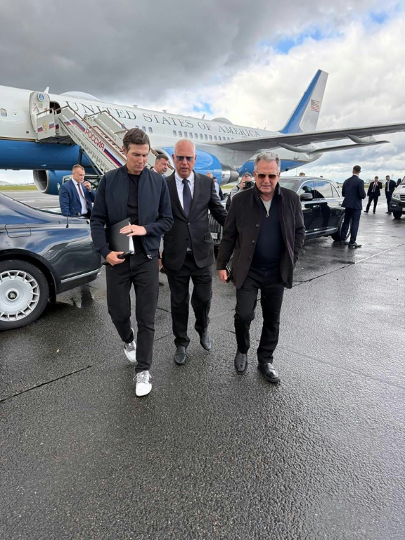 Une image diffusée sur les réseaux sociaux par le conseiller présidentiel russe Kirill Dmitriev montre ce dernier (au centre) accueillant les émissaires américains Jared Kushner (à gauche) et Steve Witkoff à l'aéroport de Vnoukovo à Moscou, le 5 septembre 2026
