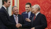 Le président russe Vladimir Poutine (à droite) accueille au Kremlin les émissaires américains Jared Kushner (à gauche) et Steve Witkoff, le 5 septembre 2026