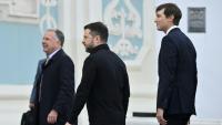 Le président ukrainien Volodymyr Zelensky (g) accueille les envoyés spéciaux américains Steve Witkoff (d) et Jared Kushner (c) avant leurs entretiens à Kiev, le 6 septembre 2026 en Ukraine
