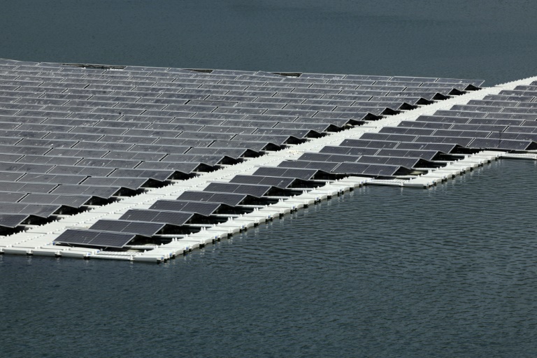 Une installation solaire photovoltaïque flottante mise en place sur le barrage de l'Oued Rmel, dans le cadre d'un parc solaire situé près du port Tanger Med, dans la province de Fahs-Anjra, à l'ouest de la ville de Tanger, le 7 août 2025. 