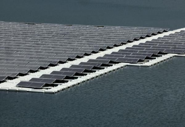 Une installation solaire photovoltaïque flottante mise en place sur le barrage de l'Oued Rmel, dans le cadre d'un parc solaire situé près du port Tanger Med, dans la province de Fahs-Anjra, à l'ouest de la ville de Tanger, le 7 août 2025. 