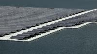 Une installation solaire photovoltaïque flottante mise en place sur le barrage de l'Oued Rmel, dans le cadre d'un parc solaire situé près du port Tanger Med, dans la province de Fahs-Anjra, à l'ouest de la ville de Tanger, le 7 août 2025. 