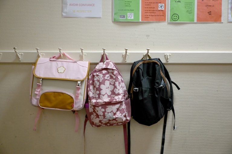 Plus de 850.000 enseignants reprennent lundi le chemin des classes pour une journée de rentrée, perturbée dans certaines académies par les conséquences d'une cyberattaque survenue cet été