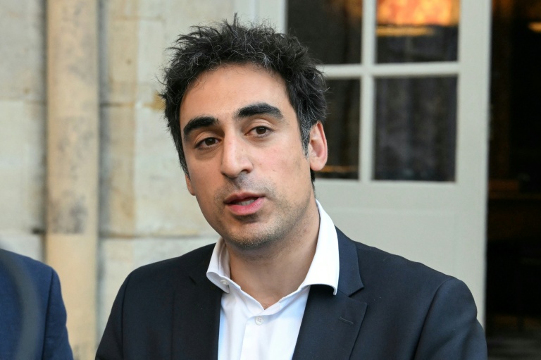 Le président de la Confédération générale des petites et moyennes entreprises (CPME), Amir Reza-Tofighi, s'adresse à la presse devant l'Hôtel Matignon, à Paris, le 24 juin 2025
